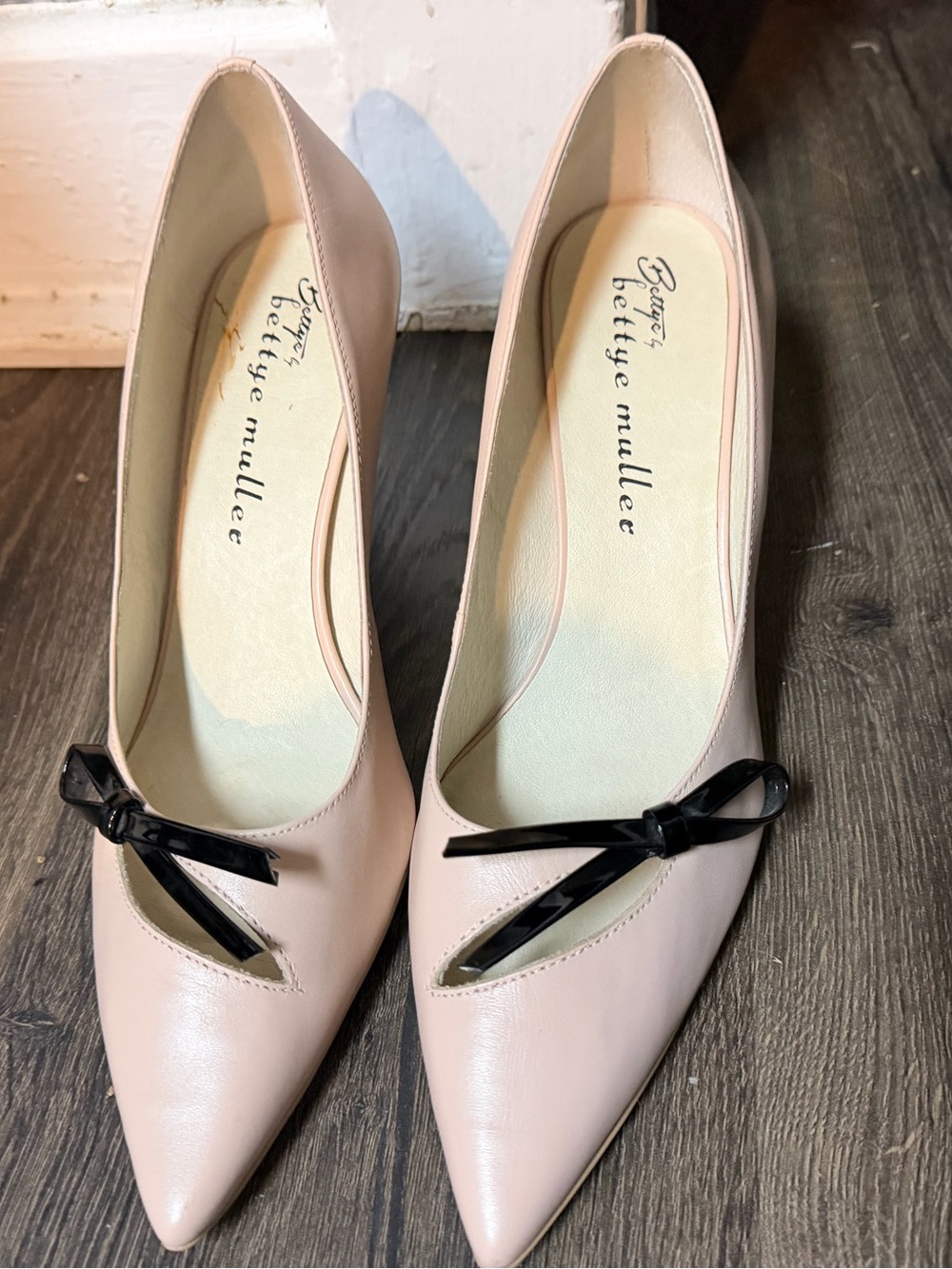 Bettye Muller Women’s Pinkish Tan Leather Pointy Toe Black Knot Pumps 10M
